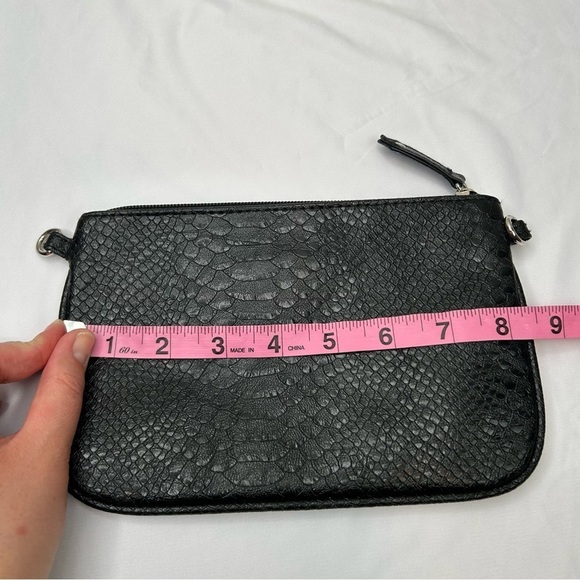 Kathy Van Zeeland‎ snake texture black clutch - Picture 4 of 6